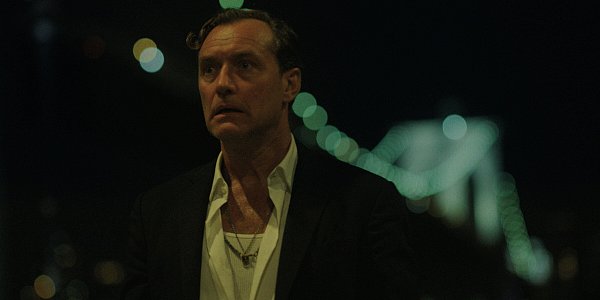 Jake (Jude Law) ist ein zugeknöpfter, korrekter Typ, der sich mit dem Black Rabbit in Manhattan ein florierendes Restaurant aufgebaut hat. - © Netflix