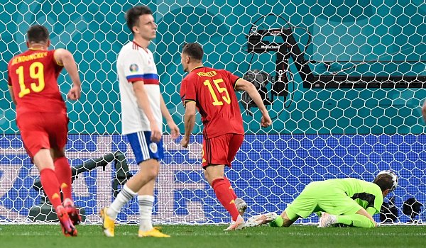 Thomas Meunier (M.) stellte auf 2:0 für Belgien. - © Dirk Waem/BELGA/dpa