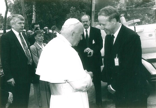 Hoher Besuch: 1996 hatte der Bad Lippspringer Stadtdirektor Hans Tofall Gelegenheit, Papst Johannes Paul II. auf dem Bad Lippspringer Flugplatz zu begrüßen. - © Stadt Bad Lippspringe