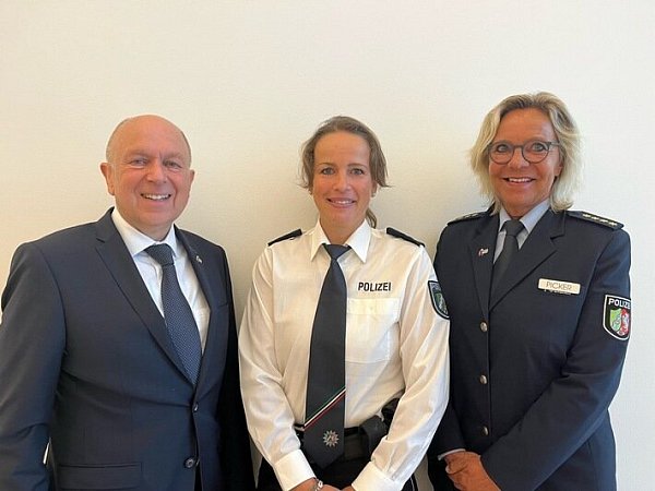 Behördenleiter Christoph Rüther, die neue Bezirksdienstbeamtin in Paderborn Laura Böttger sowie die Abteilungsleiterin Polizei, Leitende Polizeidirektorin Margit Picker (r.). - © Paderborn