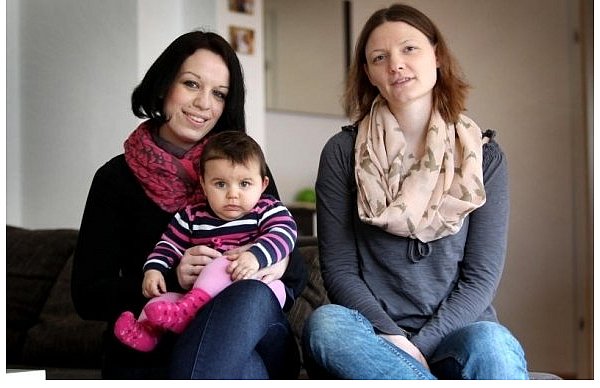 Die neun Monate alte Nova kam per Sturzgeburt am 1. Mai 2013 im Schlafzimmer zur Welt. Ihre Mutter Nadine Gehrmann (li.) litt unter starken Nachblutungen, die lebensbedrohlich hätten werden können. Ihre Hebamme Nicole Kramer konnte die Blutung mit einem Wehenmittel stoppen. - © FOTO: TYLER LARKIN