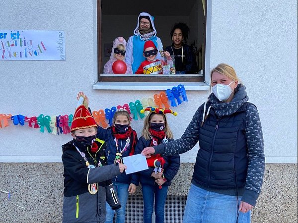 Übergabe der Spende am Haus IDA mit dem Kinderprinzenpaar. - © Pickel-Jauh