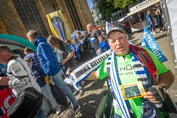 Gerd Klein ist seit 55 Jahren Arminia-Mitglied - und fährt nach Berlin. - © Mike-Dennis Müller