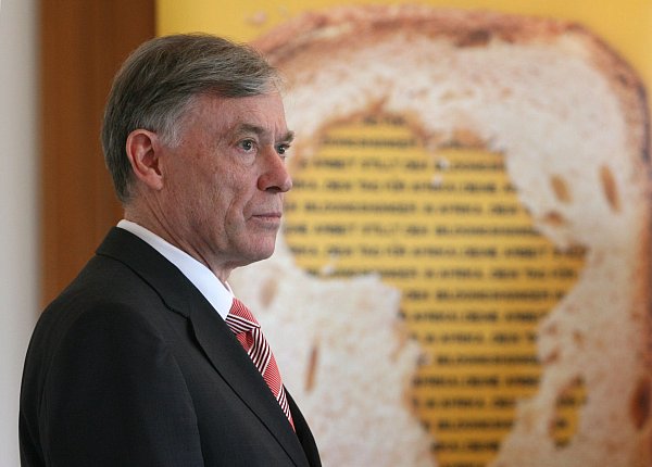 12. Mai 2009, Berlin: Der damalige Bundespräsident Horst Köhler steht im Schloss Bellevue bei der Vorstellung der Kampagne "Dein Tag für Afrika". - © Alina Novopashina/dpa