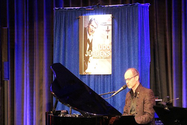 Ein Flügel und „gehaltvolle“ Lieder: Sänger Christoph Alexander sang Udo Jürgens-Songs. - © Myriam Domke-Feiner