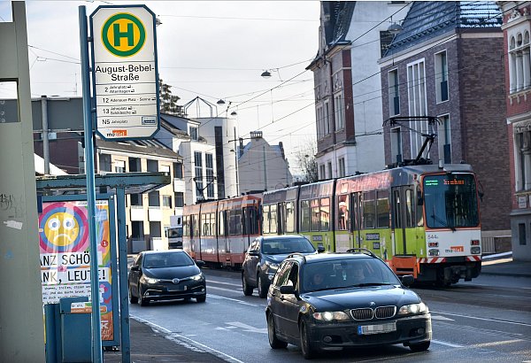 An der Haltestelle August-Bebel-Straße soll ein barrierefreier Hochbahnsteig gebaut werden. Bisher werden lediglich die Stufen der Stadtbahn abgesenkt. - © Barbara Franke