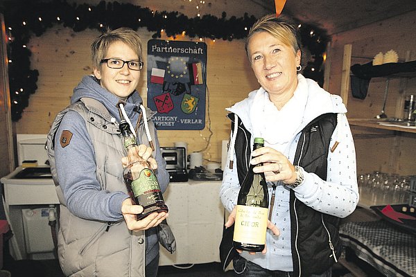 Leckeres aus Frankreich: Kristina Lange (l.) und Sonja Berensmeier vom Partnerschaftskomitee aus Verlar. - © Andreas Götte
