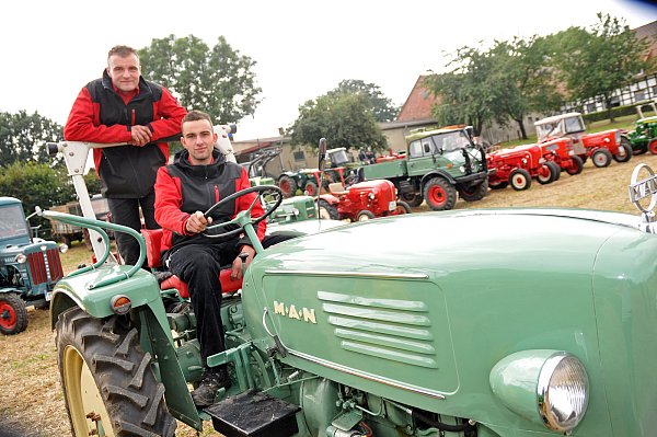 Freunde alter Maschinen: Kevin (vorne) und Denis Jablonowski sind mit einem MAN-Trecker aus den 60er-Jahren zum Dreschfest gefahren. - © STEFANIE BOSS