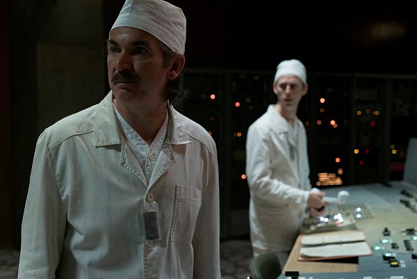 Anatoli Djatlow (l.), Chefingenieur im AKW Tschernobyl, begreift das Ausmaß der Katastrophe zu spät. - © Sky/HBO