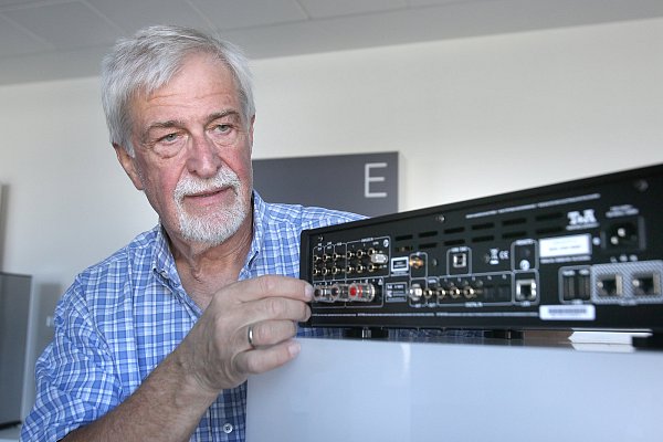 Auf alles vorbereitet: Firmenchef Siegfried Amft mit einem Music-Receiver der R-Serie. Das Gerät verarbeitet alle Klangquellen. - © Frank-Michael Kiel-Steinkamp