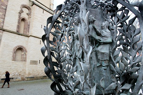 Am Münster: Die Abteistele hat der kürzlich verstorbene Ulrich Henn entworfen. Von ihm stammt auch das große Kreuz im Münster.