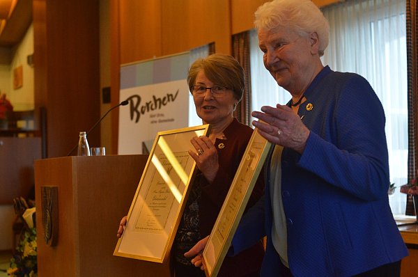 Die Ehrennadel-Preisträgerinnen Sigrun Böer (l.) und Wilma Waltemate mit ihren Urkunden. - © Dietmar Gröbing
