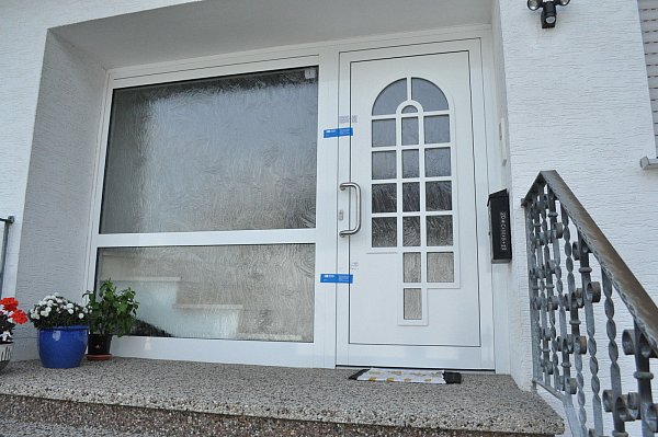 Die Polizei hat die Haustür des Gebäudes am Triftweg versiegelt. - © Julia Lichtnecker