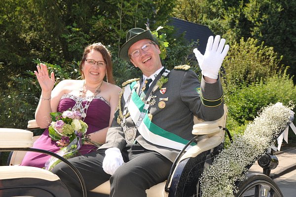 Das Königspaar Marcel und Daniela Stude grüßen von ihrem Ehrenplatz in der Kutsche. - © Stefanie Boss Stefanie Boss