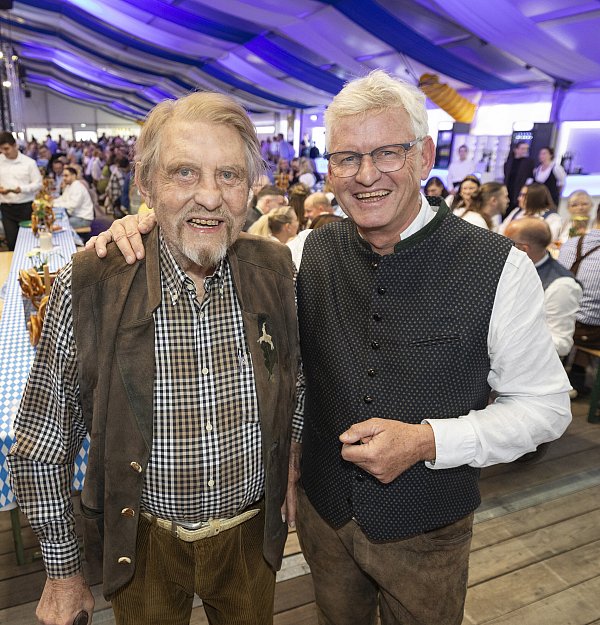 Präsente Unternehmerfamilie: Auch Gründer Paul Gauselmann und Sohn Michael Gauselmann, Aufsichtsratsvorsitzender und Stiftungsvorstand der Gauselmann-Familienstiftung, feierten das Merkur-Oktoberfest gemeinsam mit den Mitarbeiterinnen und Mitarbeitern. - © Merkur Group / Oliver Krato