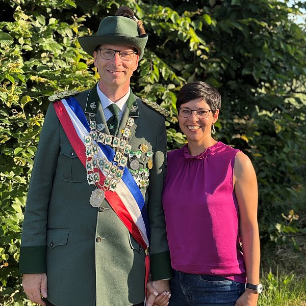 Andreas und Claudia Bertelt sind das neue Königspaar der Buker Bruderschaft. - © Schützen Buke