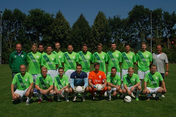 Freude auf die neue Saison: Mit einem ausgeglichen besetzten Kader geht der Mindener B-Ligist TuS Volmerdingsen III mit Trainer Stefan Radert (hintere Reihe l.) in die kommende Spielzeit. - © Wolfgang Döbber