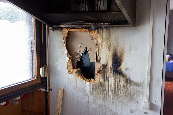 Die Innenbereiche wurden stark beschädigt durch das Feuer. - © Feuerwehr Porta/Michael Horst