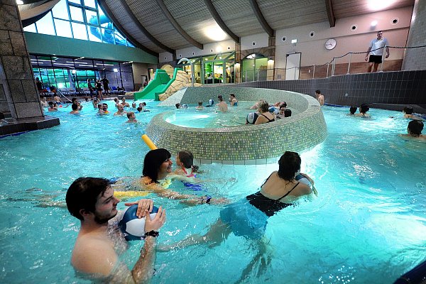 Familienvergnügen im Freizeitbad „Die Welle“ in Gütersloh: Wasserspaß für Groß und Klein. - © Andreas Frücht
