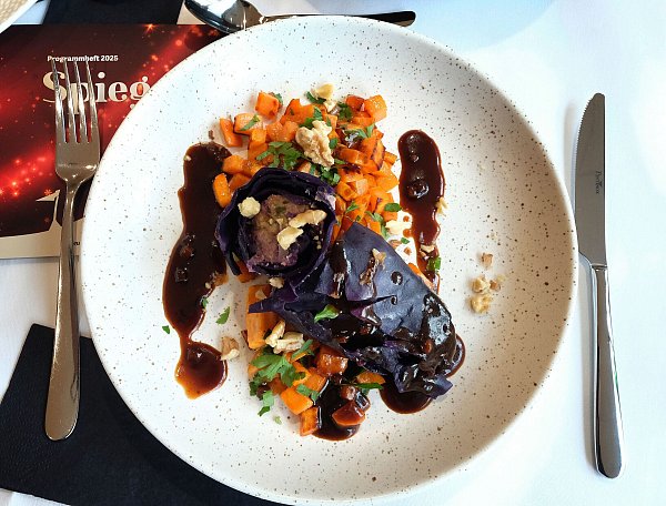 Vegane Rotkohlroulade mit Kichererbsen-Nussfüllung mit Orangen-Gewürzjus und gerösteten Süßkartoffeln. - © Andreas Frücht