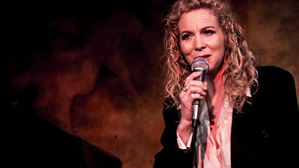 Franziska Ball gibt Einblicke ins Leben von Hilfegard Knef. - © Ludo Vici