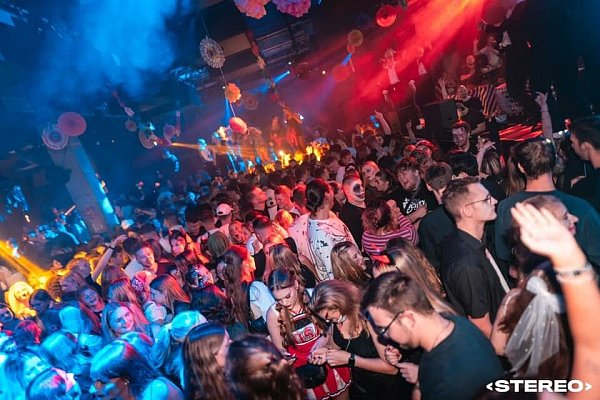 Auf der Halloween-Party des Stereo Bielefeld am Boulevard dürfte es 2025 wieder ordentlich voll werden. Hier wird der mexikanische Tag der Toten gefeiert. - © Stereo Bielefeld
