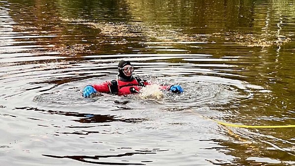 Michael Dressler beim Taucheinsatz in dem Harsewinkler Teich. - © Robert Becker