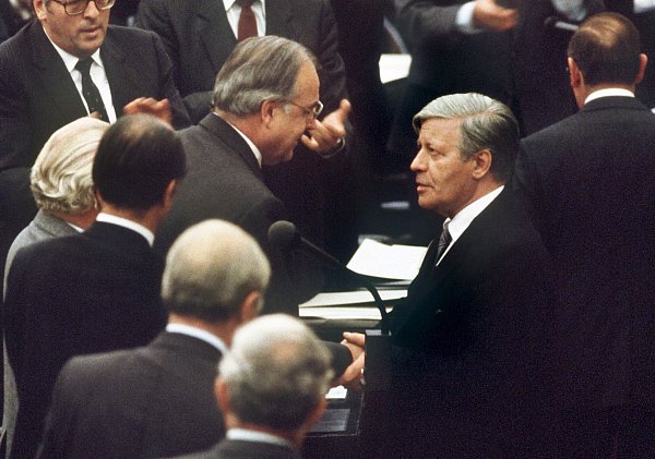 Der gestürzte Bundeskanzler Helmut Schmidt (r., SPD) beglückwünscht am 1.10.1982 seinen Nachfolger Helmut Kohl (Mitte) zu dessen Wahl. - © picture-alliance / dpa
