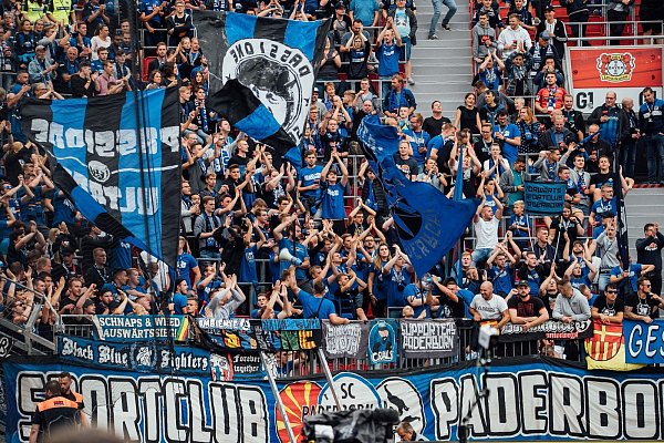 Rund 2.500 Fans waren aus Paderborn mit nach Leverkusen gereist. - © Dennis Angenendt