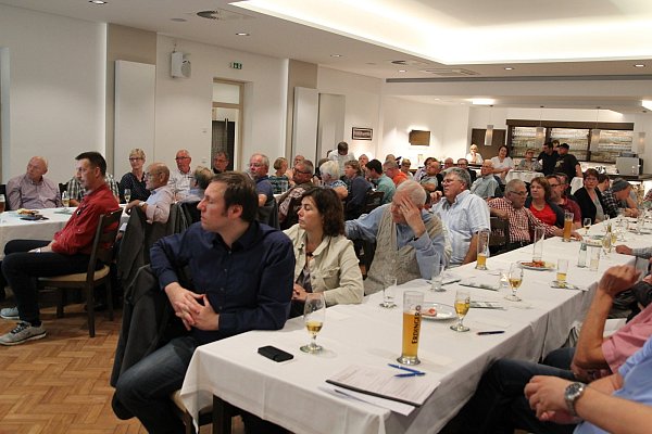 Große Beteiligung: Gut 70 Bürgerinnen und Bürger besuchten die Versammlung und brachten ihre Ideen ein. - © Klaus Frensing