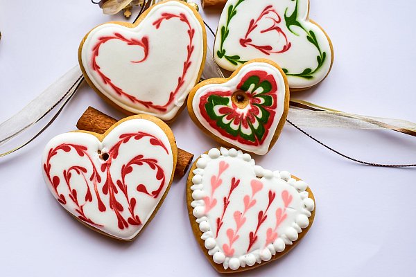Für einen romantischen Adventskalender sind selbst gebackene Plätzchen, ein Lebkuchenherz mit persönlicher Botschaft und kleine Komplimente kreative Geschenkideen. - © Symbolbild/Pexels