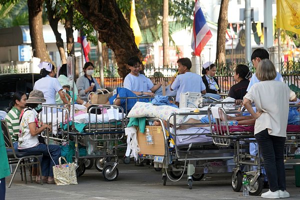 Krankenhauspatienten liegen nach einem Erdbeben der Stärke 7,7 in Bangkok auf Betten im Freien. - © Sakchai Lalit/AP/dpa
