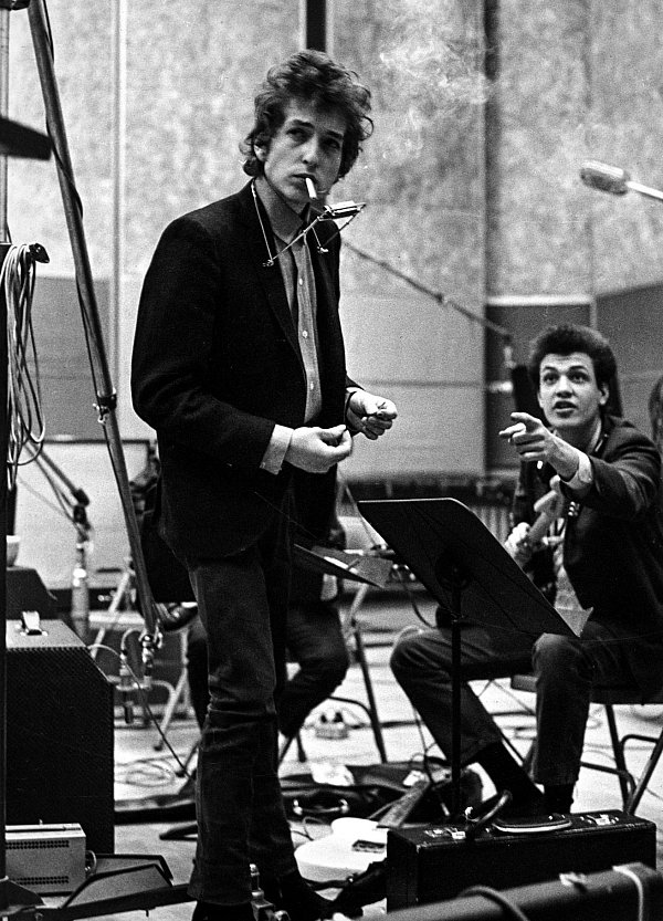 Mühevoller Kreativprozess: Bob Dylan mit Mike Bloomfield (r.) im Studio. - © Don Hunstein