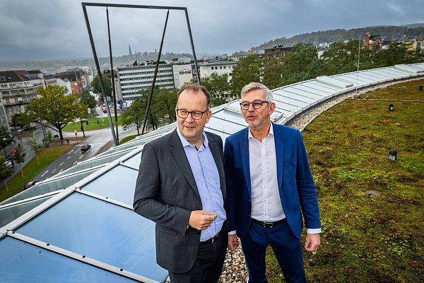 Martin Knabenreich (l.) und Stepahn Kipp, die Doppelspitze der Stadthallen-Betriebs-GmbH auf dem begrünten Dach des Bielefelder Vergnügungsdampfers. - © Sarah Jonek