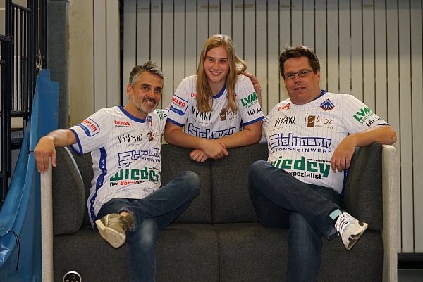 Herzlich aufgenommen: Marie Therese Foede mit TuS 97-Chef Christian Heidemann (l.) und Jugendwart Dirk Rabeneick. - © Peter Unger