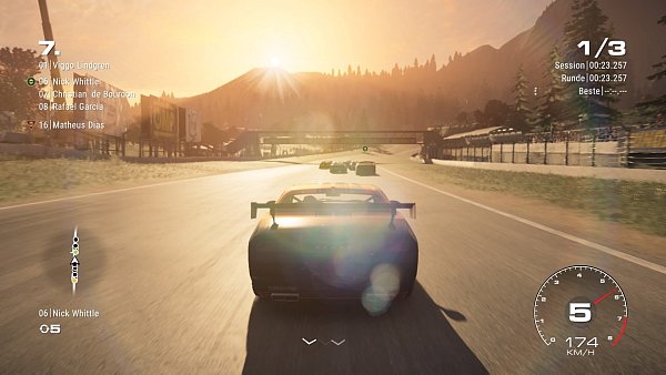 Rennen mit Gegenlicht können ganz schön hart werden - das hat Codemasters gut hingekriegt. - © Codemasters