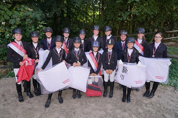 Die Sieger des Jugend-Championats 2018/2019: Mehr als ein Dutzend glücklicher Teilnehmer in der Dressur präsentieren nach der Siegerehrung ihre Medaillen und Preise. Das Finale war in diesem Jahr in das Jöllenbecker Reitturnier integriert. - © Peter Unger