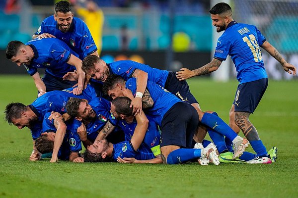 Die Italiener feiern das 2:0 gegen die Schweiz. - © Alessandra Tarantino/AP Pool/dpa