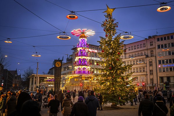 Seit 2023 steht auf dem Bielefelder Jahnplatz die größte Weihnachtspyramide in ganz NRW und wird in buntes Licht getaucht. - © Sarah Jonek