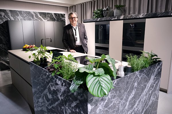 Marketingchef Rolf Overlack spricht von einem guten ersten Halbjahr für Siematic. Bei der Hausmesse setzt der Küchenhersteller insbesondere auf besondere Materialien und neue Farben. - © Felix Eisele