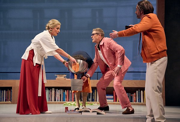 Der Gott des Gemetzels in einer Inszenierung von Michael Heicks, in dieser Szene zu sehen: Christina Huckle (v.l.), Nicole Lippold, Thomas Wehling und Georg Böhm. - © Joseph Ruben