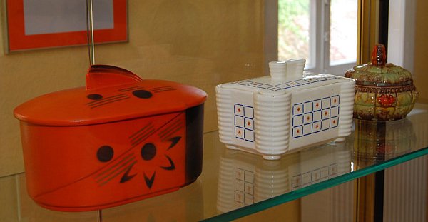 Schnittige Formen: Diese beiden Keks- und Konfektdosen sind bereits vom Bauhaus-Stil beeinflusst. Schlichtes, geometrisch-dynamisch wirkendes Dekor sind ein echtes Muss.