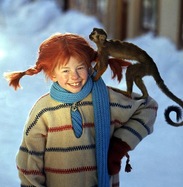 Schauspielerin Inger Nilsson trägt im Film von 1968 Herrn Nilsson auf der Schulter. - © dpa