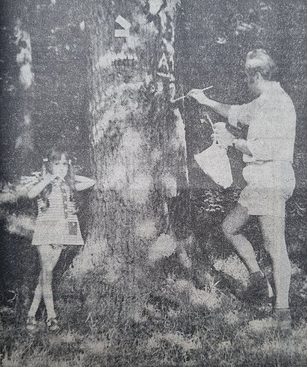 Ernst-August Tschaschnig und seine Tochter Angela kennzeichnen die noch heute genutzen Wanderwege in Rödinghausen. - © NW/Louisa Kohnert