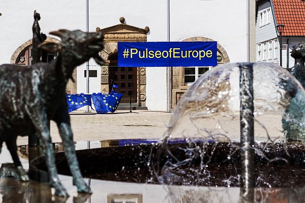 Banner mit dem Aufdruck "#PulseofEurope" in Brakel. - © Pulse of Europe