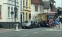 Außergewöhnlicher Zwischenfall in Bielefeld: Lkw beim Abbiegen stecken geblieben