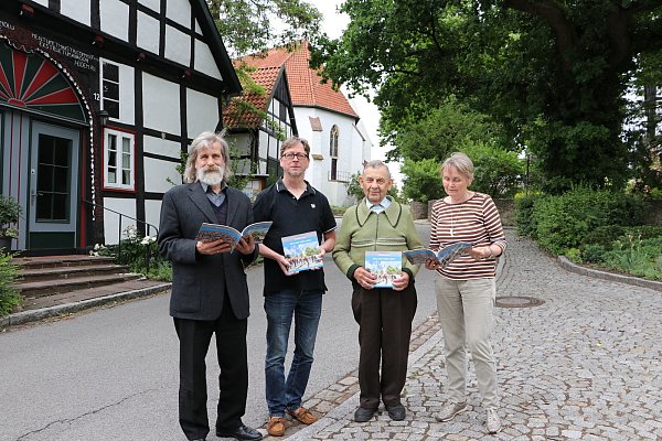 Thomas Horst (v.l.), Joern Spreen-Ledebur, Willi Lampe und Karin Klanke stellen das zum Jubiläum erscheinende Buch des Heimatvereins vor. - © Sonja Rohlfing