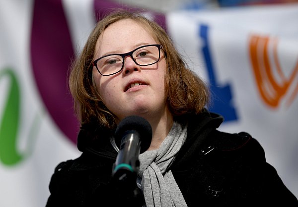 Die Aktivistin Natalie Dedreux, die mit dem Down-Syndrom lebt, spricht sich gegen Bluttests für Schwangere auf Down-Syndrom beim Kind aus. - © picture alliance/dpa