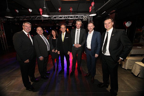 Die Schausteller pflegen eine enge Verbindung zur Politik, was sich auch an den Jubiläumsgästen wie dem NRW- Landtagsvorsitzende André Kuper (Mitte) erkennen lässt. Mit auf dem Bild (v. l.) Christian Dahm (SPD), Albert Ritter (DSB), Martina Füger-Schmidt, André Kuper, Willi Parpalioni, Stephen Paul (FDP) und Schausteller Raoul Krameyer. - © Peter Steinert