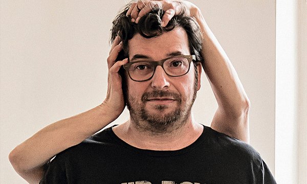 Hennes Bender kommt nach Löhne nur mit einem Mikrofon bewaffnet. - © Kulturbüro Löhne